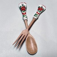 Ensemble de cuillères à salade en bois faites à la main, réutilisables et écologiques, pour servir des pâtes, des salades, des fruits et autres aliments.