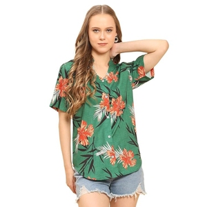 Camiseta informal con estampado tropical y cuello en V para mujer, camisa de manga corta con botones, top de playa suave y ligero - Product Image 1
