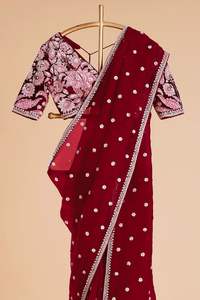 Vêtements ethniques indiens, sari en tissu Jimmy Chu avec travail de broderie et de sequins, et sari en Mono Beglori avec pièces de blouse richement ornées. - Product Image 3