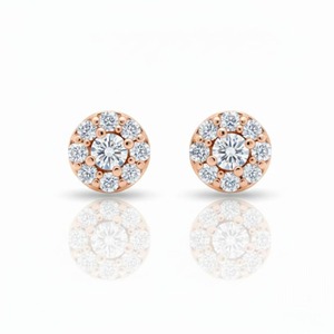 ต่างหูเพชรทรงกลม 0.60 กะรัต เพชรเลี้ยงในห้องปฏิบัติการ ประดับด้วยเพชรรอบๆ ตัวเรือนทอง 14K รับรองโดย IGI สำหรับผู้หญิง ของขวัญสำหรับงานปาร์ตี้ เครื่องประดับหรูหรา สง่างาม เหมาะสำหรับใส่ในชีวิตประจำวัน - Product Image 1