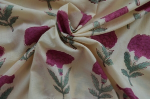 Tissu en coton léger tissé à imprimé floral, motif fleurs magenta et roses, feuilles vertes, pour la décoration intérieure et les sacs pour garçons - Product Image 6