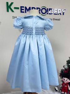 ชุดเดรสเด็กผู้หญิงสีฟ้าอ่อนผ้าซาตินปักมือ แขนพอง คอปกปีเตอร์แพน สำหรับเด็กทารกและเด็กเล็ก ขายส่ง - Product Image 3