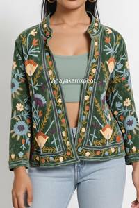 Chaqueta Suzani de Terciopelo Tejida a Mano de Inspiración Vintage con Bordado, Estilo Boho Fusion, Forro de Algodón Vibrante para Mujer - Product Image 4