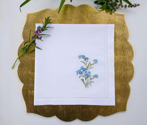 Linge pur lin avec broderie de narcisses, symbole de renouveau, idéal pour rafraîchir les espaces repas, les célébrations printanières et les tables élégantes. - Product Image 1