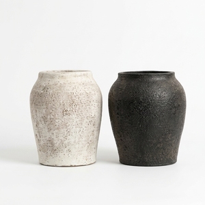Vase cylindrique en terre cuite rustique gris foncé moyen Corto, urne en argile artisanale, pot décoratif en grès, vente en gros - Product Image 1