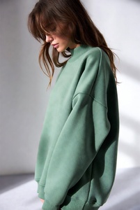 Jolie jeune femme élégante portant un sweat-shirt à col montant bordeaux riche et à manches longues, coupe confortable, debout avec confiance dans un studio. - Product Image 5
