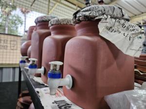 Jarra de Agua de Barro Terracota Hecha a Mano con Tapa, Dispensador de Cerámica Ecológico que Mantiene el Agua Fría Naturalmente para el Hogar y Hoteles - Product Image 2