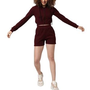Sweat-shirt à capuche tendance avec short assorti pour femme, design minimaliste, ensemble été pour femme. - Product Image 4