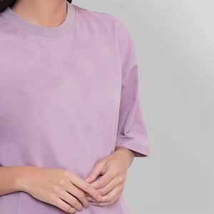 Vente en gros B2B : Hauts respirants en soie glacée pour femmes, T-shirts d'été rafraîchissants avec broderie personnalisée, Chemises vierges à manches courtes pour femmes, Fabrication OEM - Product Image 4
