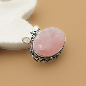 จี้โรสควอทซ์ทำด้วยมือดีไซน์หยดน้ำตาสีเงินหรูหรา - Product Image 1