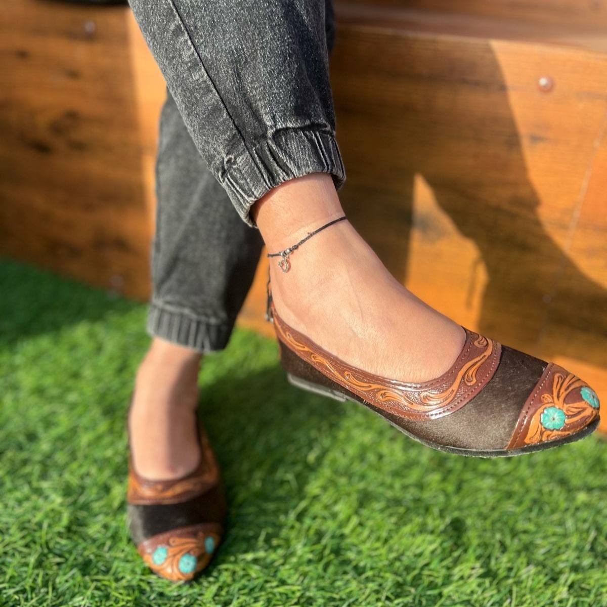 Marrón con herramientas de turquesa