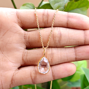 Collar con colgante de cuarzo transparente facetado para uso diario, con engaste de latón chapado en oro de 18k, estilo minimalista. - Product Image 1