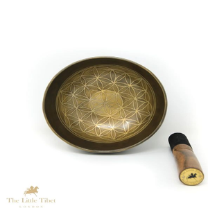 Cuenco tibetano antiguo de latón grabado con mantras, sobre una almohadilla bordada azul, disponible a precios de mayorista. - Product Image 5