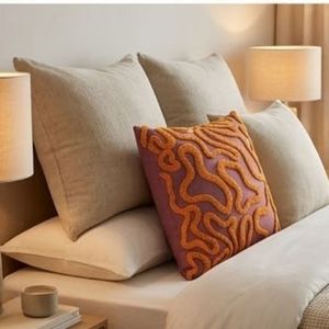 Housse de coussin décorative carrée brodée style bohème, motif infini violet et orange, textile lavable, en vente - Product Image 3