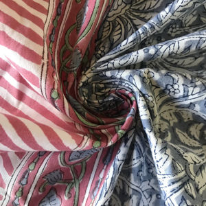 ผ้าฝ้ายพิมพ์ลายด้วยมือ – ลายดอกไม้สีเทาพิมพ์เต็มผืนพร้อมขอบสีแดงตัดกัน ผ้าพื้นเมืองอินเดีย - Product Image 2