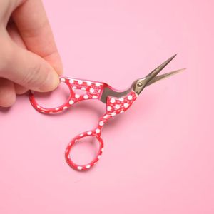 Mini ciseaux à broder Stork avec manche rouge à pois, pointe fine, pour le crochet, le tricot, la couture et le point de croix - Product Image 3