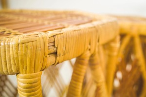 Taburete de ratán tejido a mano, perfecto para sentarse y decorar el hogar en interiores modernos. Venta al por mayor desde India. - Product Image 3