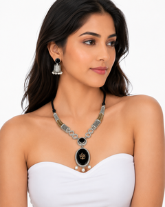 Conjunto de Joyería de Plata Oxidada Bicolor con Baño de Oro y Estilo Ónix de Moda para Mujer - Aretes Jhumki y Collar - Proveedor Mayorista - Product Image 3