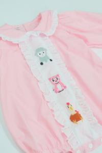 Combinaison rose pour bébé avec broderie à la main |   Combinaison à manches longues pour bébé |   Vêtements pour bébé faits à la main sur mesure - Product Image 2