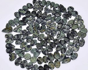 Paire de cabochons en jaspe Kambaba naturel, lisses et polis, assortis, pierres précieuses vertes et noires à motif orbiculaire, pour la fabrication de bijoux - Product Image 2