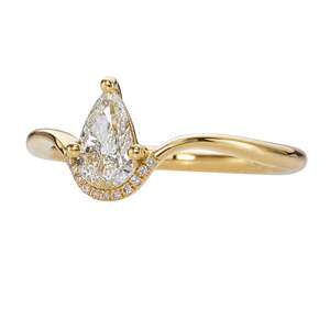 Bague de fiançailles pour femme en or plaqué 14 carats avec diamant taille poire, style classique - Product Image 1