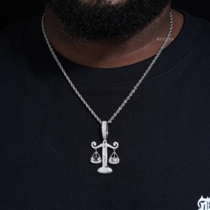 Pendentif Balance de la Justice en Argent 925 et Moissanite, Pendentif Diamant Baguette, Pendentif Moissanite Baguette, Pendentif Goutte d'eau Iced Out - Product Image 1