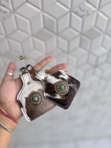 Última Colección de Llaveros de Cuero Vacuno con Forma Rectangular, Diseño Único, Decorados con Conchos Occidentales y Piedras Turquesa, Uso Unisex - Product Image 1