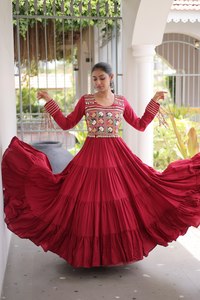 Hermoso vestido de Navratri en georgette con trabajo de patchwork y borde de encaje. Fabricante y proveedor de Surat a precio mayorista. - Product Image 1
