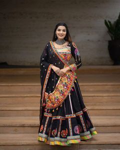Lehenga Choli en soie de créateur pour femmes, Lehenga ethnique imprimé traditionnel avec dupatta |   Vêtements de fête pour mariage et Diwali - Product Image 1