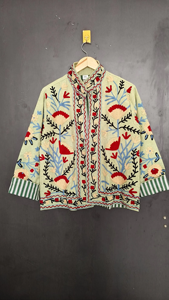 Veste matelassée en laine tricotée brodée à la main Suzani, écologique, motifs floraux brodés à la main, richesse culturelle - Product Image 3