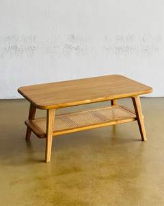 Mesa de Centro de Teca con Estante Inferior de Mimbre Tejido a Mano - Product Image 1