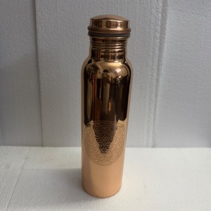 Bouteille d'eau de luxe en cuivre pur de qualité supérieure - Design gravé de la géométrie sacrée Fleur de Vie - Flacon personnalisable pour le bien-être ayurvédique - Product Image 4
