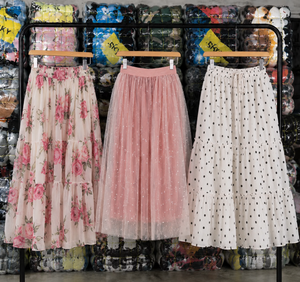 Lots en gros de jupes d'été en soie d'occasion pour femmes, qualité A, motifs floraux, tailles variées, vêtements de seconde main pour la revente - Product Image 1