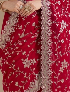 Sari en georgette KV pour femme avec broderie Zari (dorée) et chemisier non cousu - Product Image 6