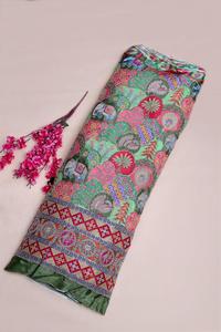 ผ้าเครปสีแดงสดพิมพ์ลายดอกไม้แบบธรรมชาติ พร้อมขอบตกแต่งอย่างสวยงาม เหมาะสำหรับตัดเย็บชุดคุรติแบบชาติพันธุ์ - Product Image 5