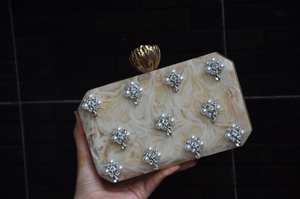 TCE นำเสนอกระเป๋าคลัทช์งานฝีมือสุดหรูประดับเรซิ่น ไม้ และหินอ่อน สำหรับผู้หญิง ใช้ในงานปาร์ตี้ งานแต่งงาน งานกลางคืน หรือเป็นเครื่องประดับแฟชั่น - Product Image 2