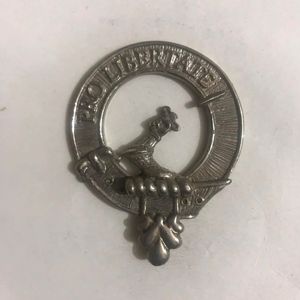 Badge ou épingle à kilt du blason du Clan Hunter. Il porte le blason du clan, qui représente un chien de chasse assis avec une couronne au col. - Product Image 3