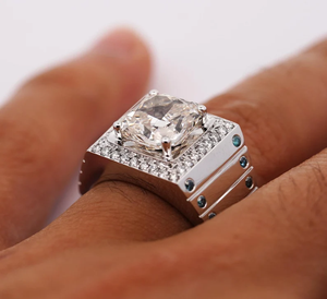 Anillo de cóctel de diamante talla princesa para hombre, chapado en rodio, plata 925, joyería de compromiso geométrica y glamurosa con engaste pavé - Product Image 3