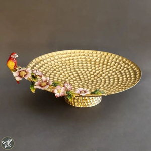 Cuenco de Metal de Alta Resistencia con Textura Martillada, Bañado en Oro de Alta Calidad, con Flores, Hojas y Loros Ara, Cuenco de Servir de Lujo de Diseño - Product Image 1