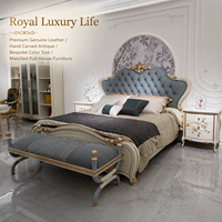 Ensemble de meubles de chambre à coucher de luxe de style baroque royal européen, en cuir véritable capitonné, peint à la main et sculpté à l'or antique.