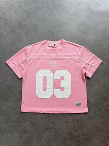 เสื้อยืดคอกลมผ้าตาข่ายระบายอากาศคุณภาพสูงแบบ OEM สกรีนลายละเอียดแน่นหมายเลข 03 พร้อมดีเทลการตกแต่งแบบ Piping สไตล์สตรีทแวร์ - Product Image 3