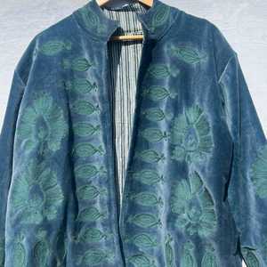 Hermosa Chaqueta Azul de Terciopelo Suzani con Bordado Floral Hecho a Mano, Arte Folclórico Bohemio, Abrigo Étnico de Invierno para Mujer, Regalo para Ella - Product Image 3