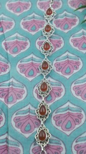 กำไลข้อมือคาร์เนเลียนทรงหยดน้ำธรรมชาติ เงินแท้ 925 ทำมือ วินเทจ ลายฉลุ  สำหรับผู้หญิง ของขวัญ เครื่องประดับสำหรับผู้หญิงและผู้ชาย - Product Image 5