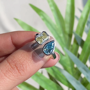 Anillo Toi Et Moi de Oro de 14K con Diamantes de Laboratorio de 2 Quilates Cada Uno, Corte Pera y Radiante, VVS2, Diamantes Amarillos y Azules de Fantasía, Anillo de Oro con Dos Piedras para Ella - Product Image 4