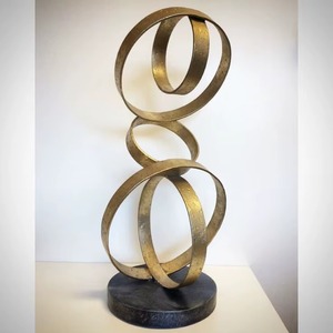 Escultura Abstracta Dorada de Figura Humana, Decoración Moderna para Mesa de Salón - Product Image 5
