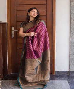 Sari Tradicional Indio de Seda, Estilo Banarasi, Color Morado y Dorado, con Borde Decorado, para Bodas, Largo hasta el Suelo, para Mujer - Product Image 1