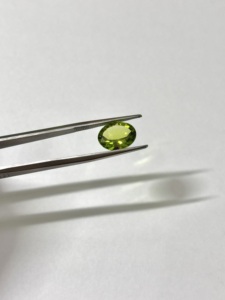 Perlas de Peridoto Verde Natural de Corte Ovalado de 8x10 mm, 2.7 Quilates con Cambio de Color para la Elaboración de Joyas - Product Image 3