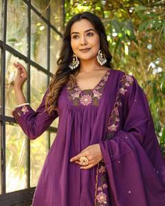 Ensemble Anarkali en rayonne douce effet flammé, brodé, col bateau évasé, manches trois quarts, avec dupatta en coton Chanderi, idéal pour les fêtes, style moderne - Product Image 5