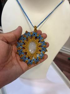 Collier pendentif en macramé fait main avec pierre naturelle œil de tigre, bijoux en cristal mandala tressé style bohème, vente en gros pour femmes - Product Image 5