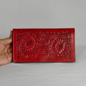 Cartera Larga de Cuero Genuino Hecha a Mano con Grabado Floral, Estilo Vintage, Cierre Plegable, Unisex, para Uso Diario - Product Image 1